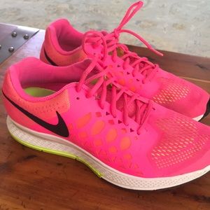 nike neon pink running shoes